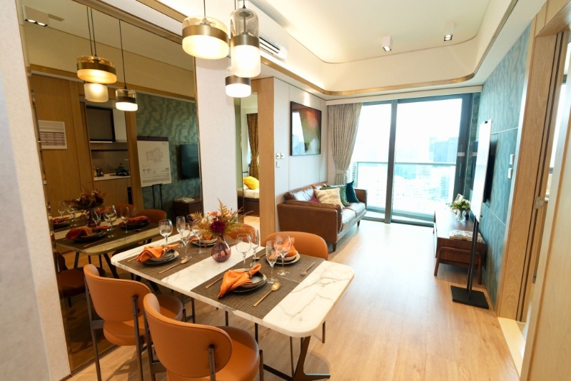 单位享开扬运动场景观，融合现代美学与功能设计，展现既现代又温馨的生活方式，并选用同一色调家具，创造出平衡而舒适的环境。