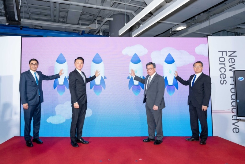 （左起）商务及经济发展局局长丘应桦、工业贸易署署长廖广翔、生产力局主席陈祖恒议员及生产力局总裁毕坚文先生为博览会揭开序幕。