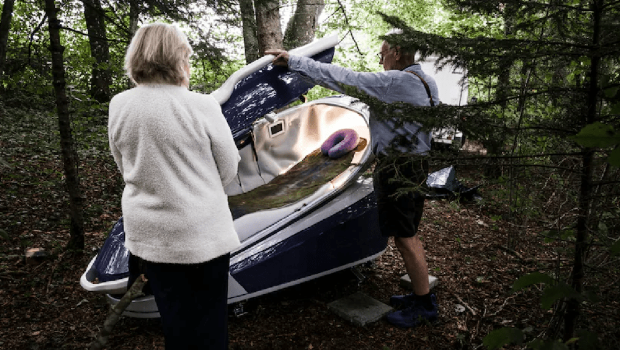 赴瑞士安乐死美妇颈现勒痕 赴瑞士安乐死美妇颈现勒痕