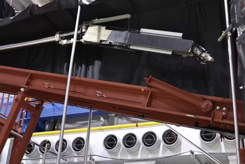 采集福岛第一核电站2号机组燃料碎片的机械臂系统一部分。 美联社 采集福岛第一核电站2号机组燃料碎片的机械臂系统一部分。 美联社