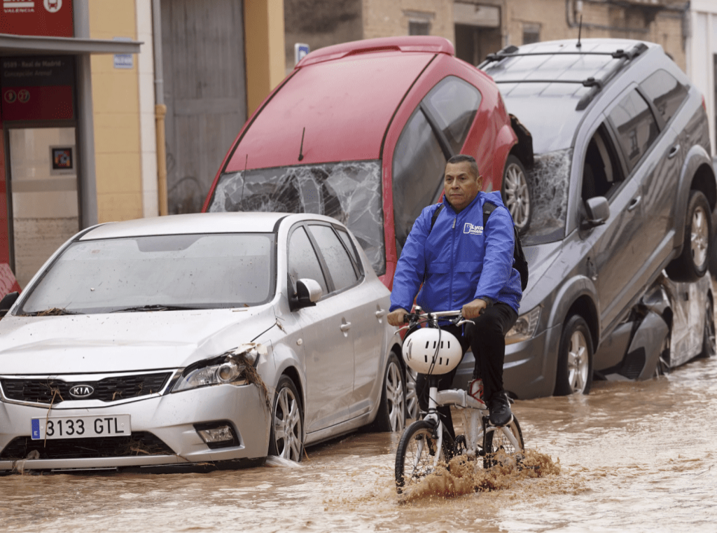 洪水退后,见到部分汽车堆叠在其他车上。 美联社 洪水退后,见到部分汽车堆叠在其他车上。 美联社