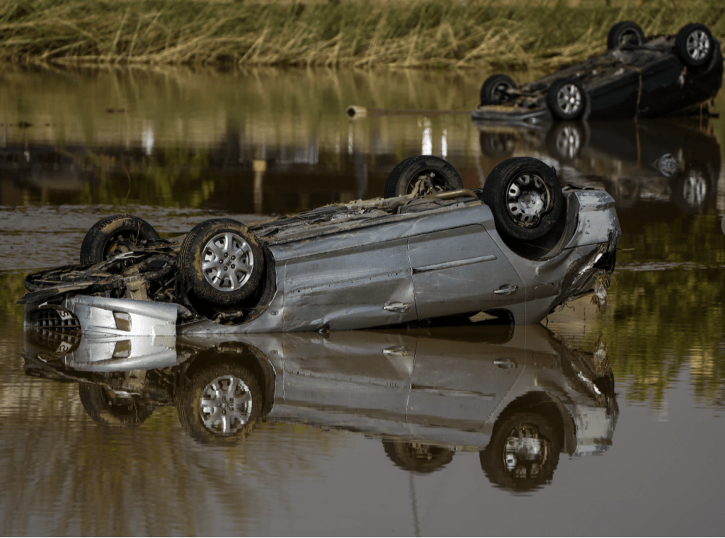 有汽车被洪水冲击翻覆。 美联社 有汽车被洪水冲击翻覆。 美联社