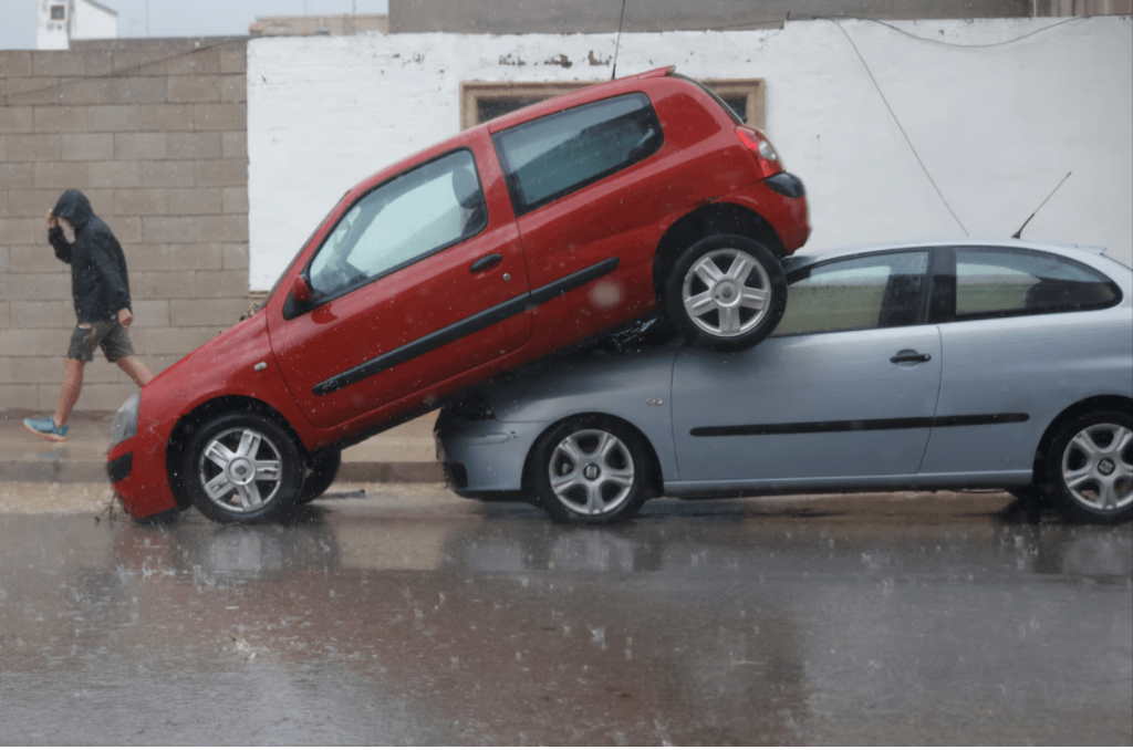 2024年10月30日,西班牙巴伦西亚地区瓜达苏阿尔,暴雨引发洪水,汽车在街道上堆叠起来。 路透社路透社 2024年10月30日,西班牙巴伦西亚地区瓜达苏阿尔,暴雨引发洪水,汽车在街道上堆叠起来。 路透社路透社