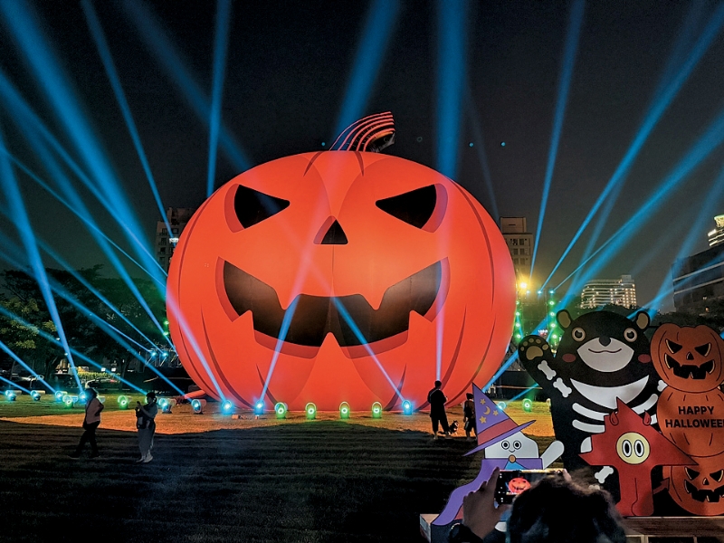 在高雄凹子底森林公园,可看到全台最大、高22米的南瓜灯。 在高雄凹子底森林公园,可看到全台最大、高22米的南瓜灯。