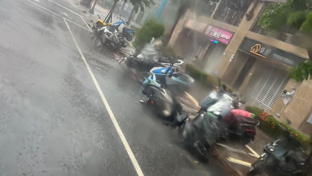 芦洲“一排机车”全吹倒扑街 芦洲“一排机车”全吹倒扑街