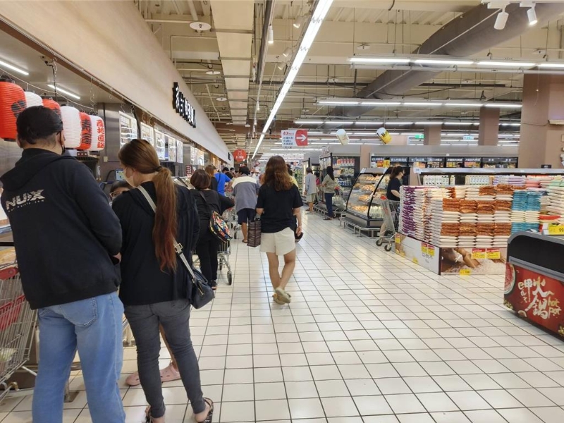 大卖场涌人潮购物 大卖场涌人潮购物