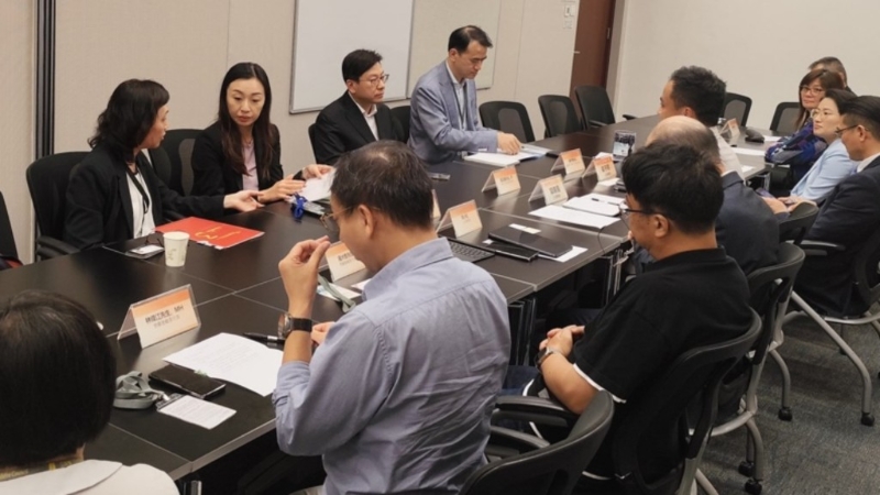 3名劳工界立法会议员及6名劳顾会代表与孙玉菡会面。 3名劳工界立法会议员及6名劳顾会代表与孙玉菡会面。