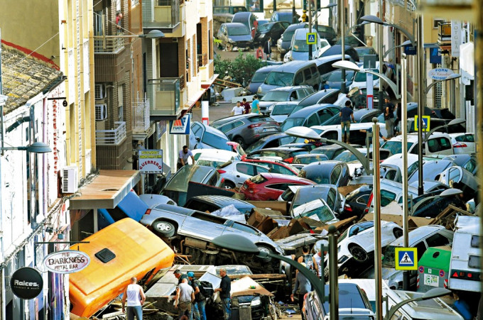 巴伦西亚南部塞达维遭遇洪灾,周三可见损毁汽车堆叠。 巴伦西亚南部塞达维遭遇洪灾,周三可见损毁汽车堆叠。