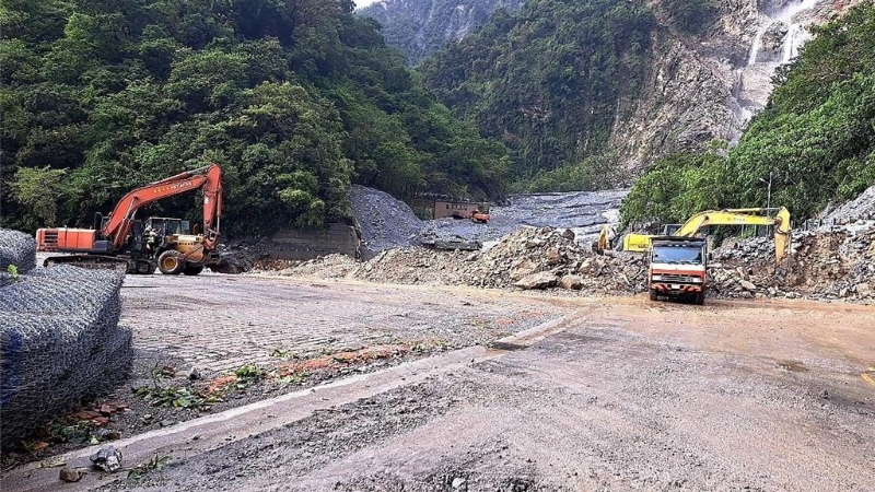 隧道北口遭大量土石掩埋 隧道北口遭大量土石掩埋