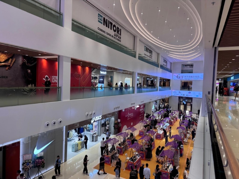 楼高四层，设逾百个铺位，出租率达九成，目前大部份商户已开幕。