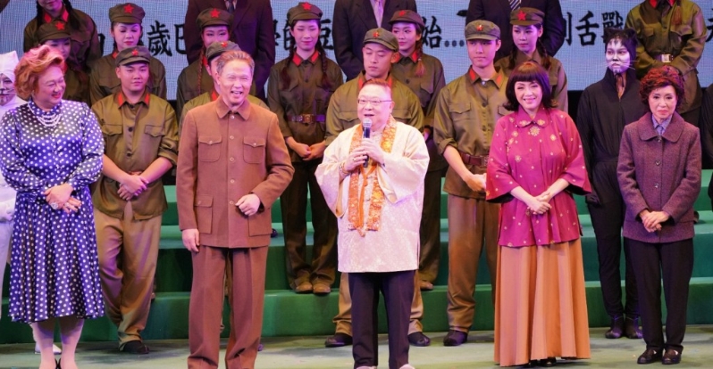 龙贯天(前左二) 龙贯天(前左二)