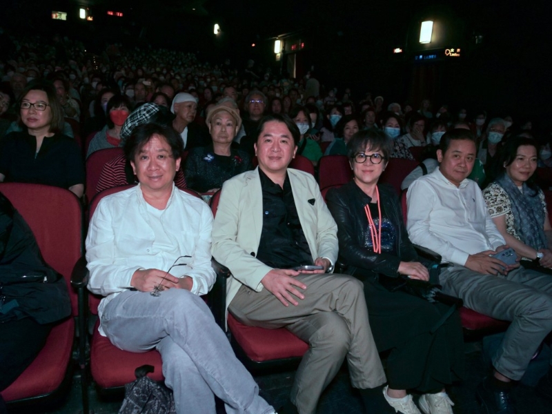 邓兆尊三兄妹难得同场 邓兆尊三兄妹难得同场