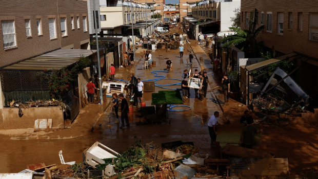 重灾区巴伦西亚阿尔法法尔街上满是泥泞。 路透社 重灾区巴伦西亚阿尔法法尔街上满是泥泞。 路透社