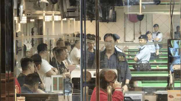 警方一连四日在新界北展开反三合会行动。 警方一连四日在新界北展开反三合会行动。