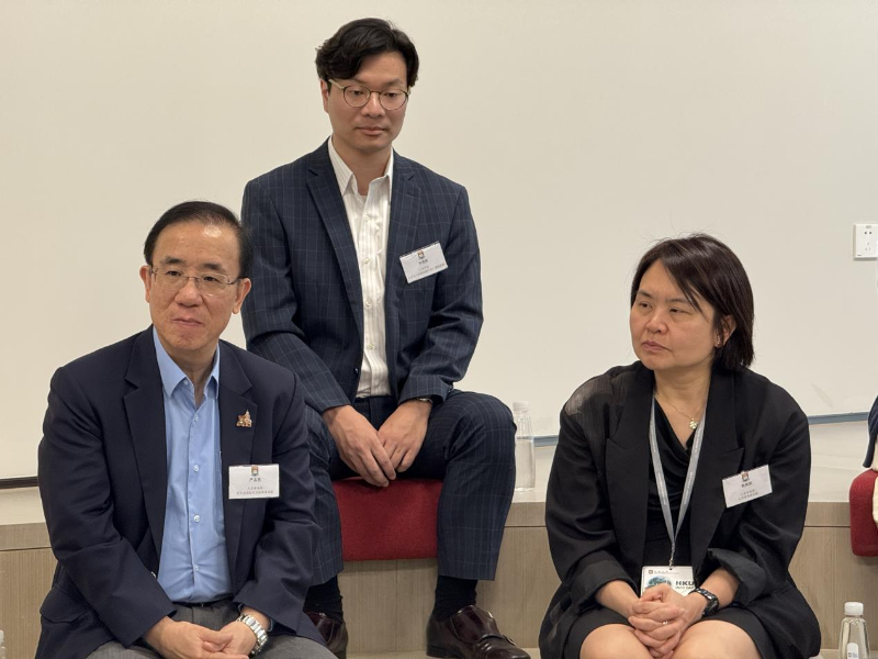 香港大学收生及国际生交流事务总监严志坚教授(前左)、香港大学入学事务部总监郭瑛琪(前右),介绍了港大最新的收生政策。 香港大学收生及国际生交流事务总监严志坚教授(前左)、香港大学入学事务部总监郭瑛琪(前右),介绍了港大最新的收生政策。