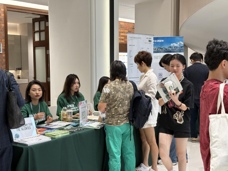 港大首个在内地举行的资讯日,吸引许多家长和学生前来参加。1 港大首个在内地举行的资讯日,吸引许多家长和学生前来参加。1