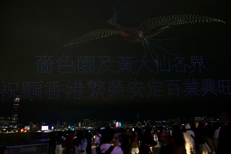 无人机砌出凤凰图案。 无人机砌出凤凰图案。