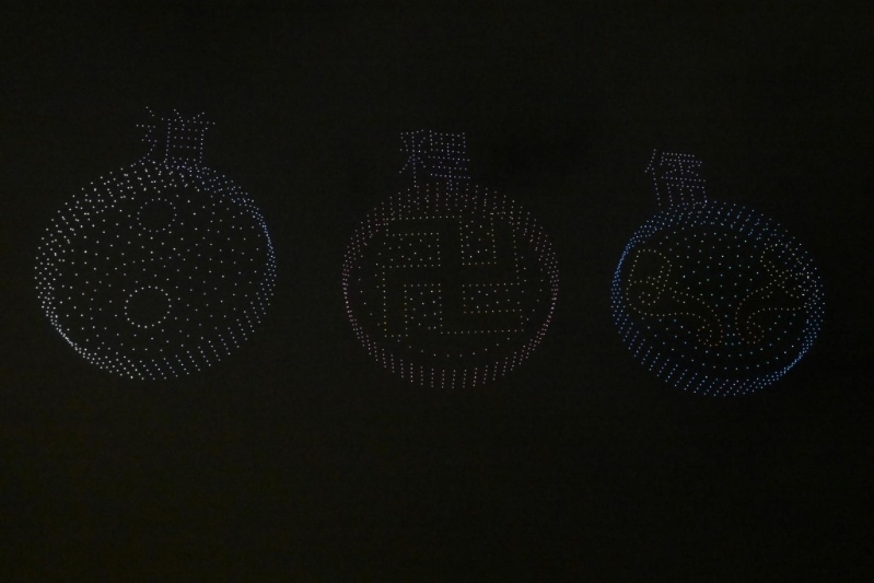 2000多架无人机砌出仙师宝像及签筒等图案。 2000多架无人机砌出仙师宝像及签筒等图案。