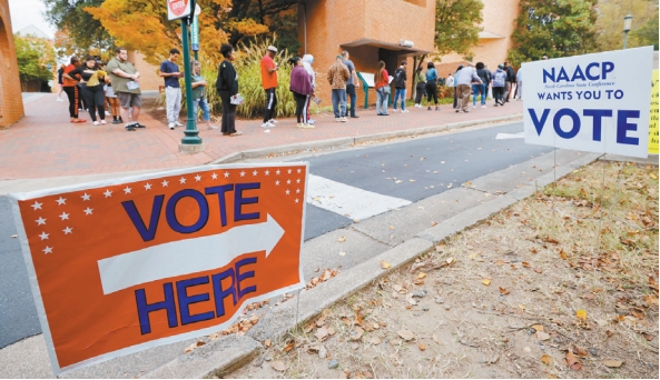 居民在投票站排队等候投票 居民在投票站排队等候投票