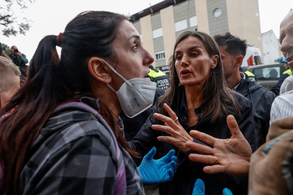 有灾民向莱蒂齐亚表达不满。 有灾民向莱蒂齐亚表达不满。