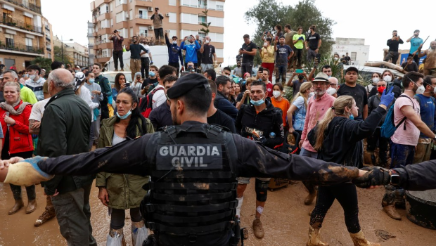 西班牙国王巡视灾区时,有灾民示威。 西班牙国王巡视灾区时,有灾民示威。