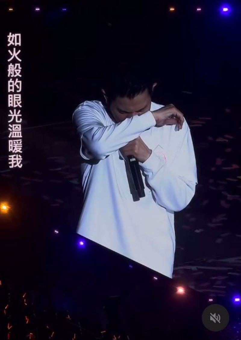 刘德华看到粉丝排字,感动到泪崩。(图/读者提供) 刘德华看到粉丝排字,感动到泪崩。(图/读者提供)