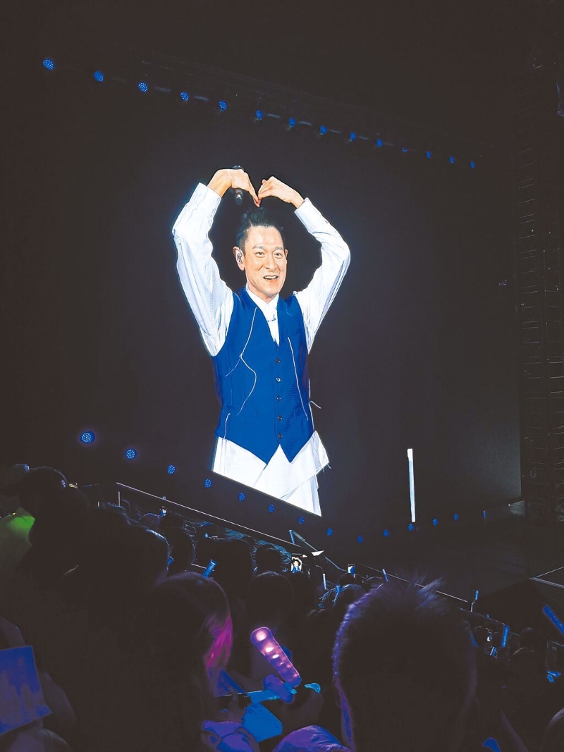 刘德华3日比出爱心手势,让全场「刘太太」好满足。(读者提供) 刘德华3日比出爱心手势,让全场「刘太太」好满足。(读者提供)