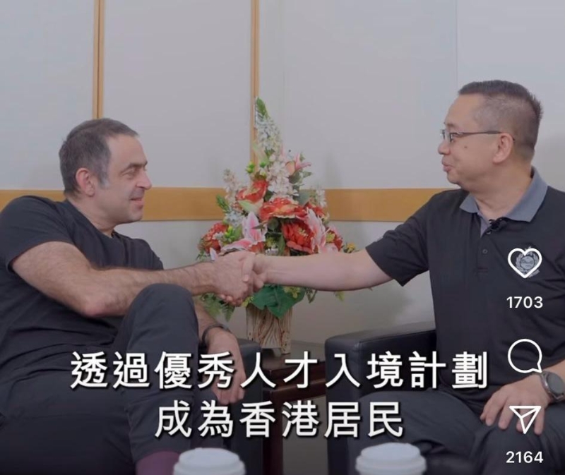 英国乒乓球天王奥苏利云获批优才身份来港,入境处处长郭俊峯(右)粉墨登场宣传片。 影片截图 英国乒乓球天王奥苏利云获批优才身份来港,入境处处长郭俊峯(右)粉墨登场宣传片。 影片截图