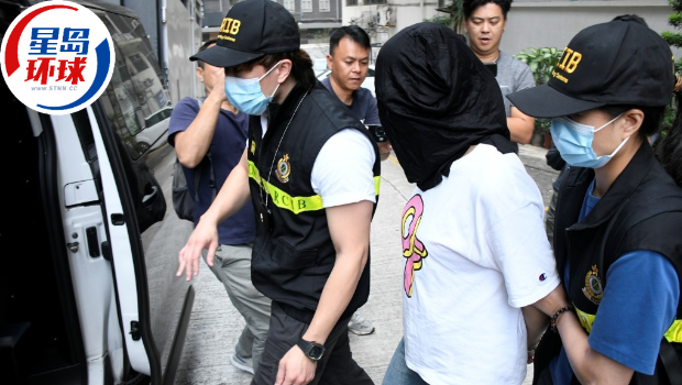 被捕女子带署调查。 被捕女子带署调查。