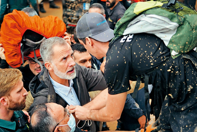 国王费利佩六世与愤怒的灾民对话。 国王费利佩六世与愤怒的灾民对话。