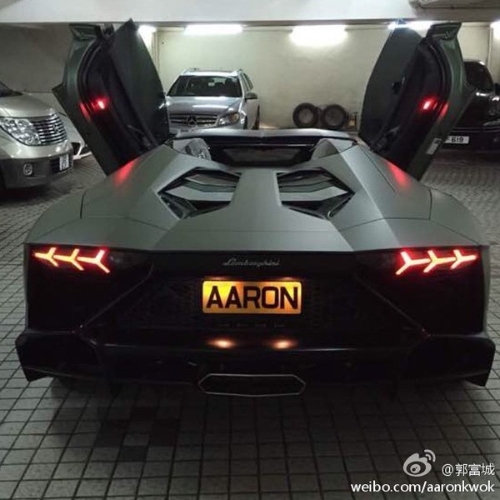 郭富城在49岁生日时，购入全球只得一架的限量版兰博基尼Aventador LP700-4 Roadster。