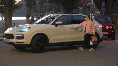 郭富城婚后改开白色保时捷家庭车。