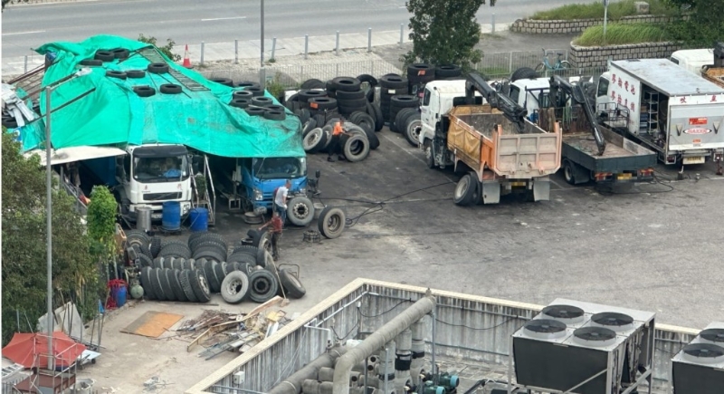 修车档霸占表位做生意,多名工人在场内开工。 修车档霸占表位做生意,多名工人在场内开工。