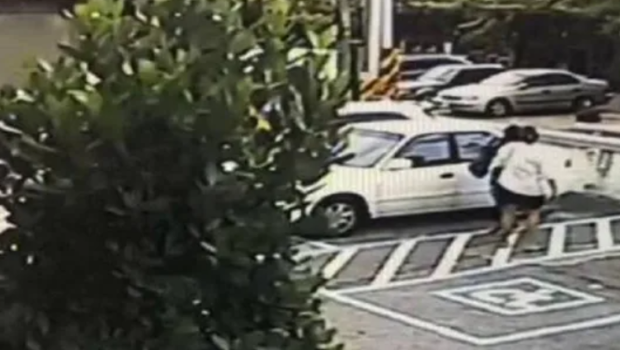 女移工坦承对阿嬷施暴,警询后已通报苗栗县政府相关主管机关,全案依伤害罪函送办。(翻摄画面) 女移工坦承对阿嬷施暴,警询后已通报苗栗县政府相关主管机关,全案依伤害罪函送办。(翻摄画面)