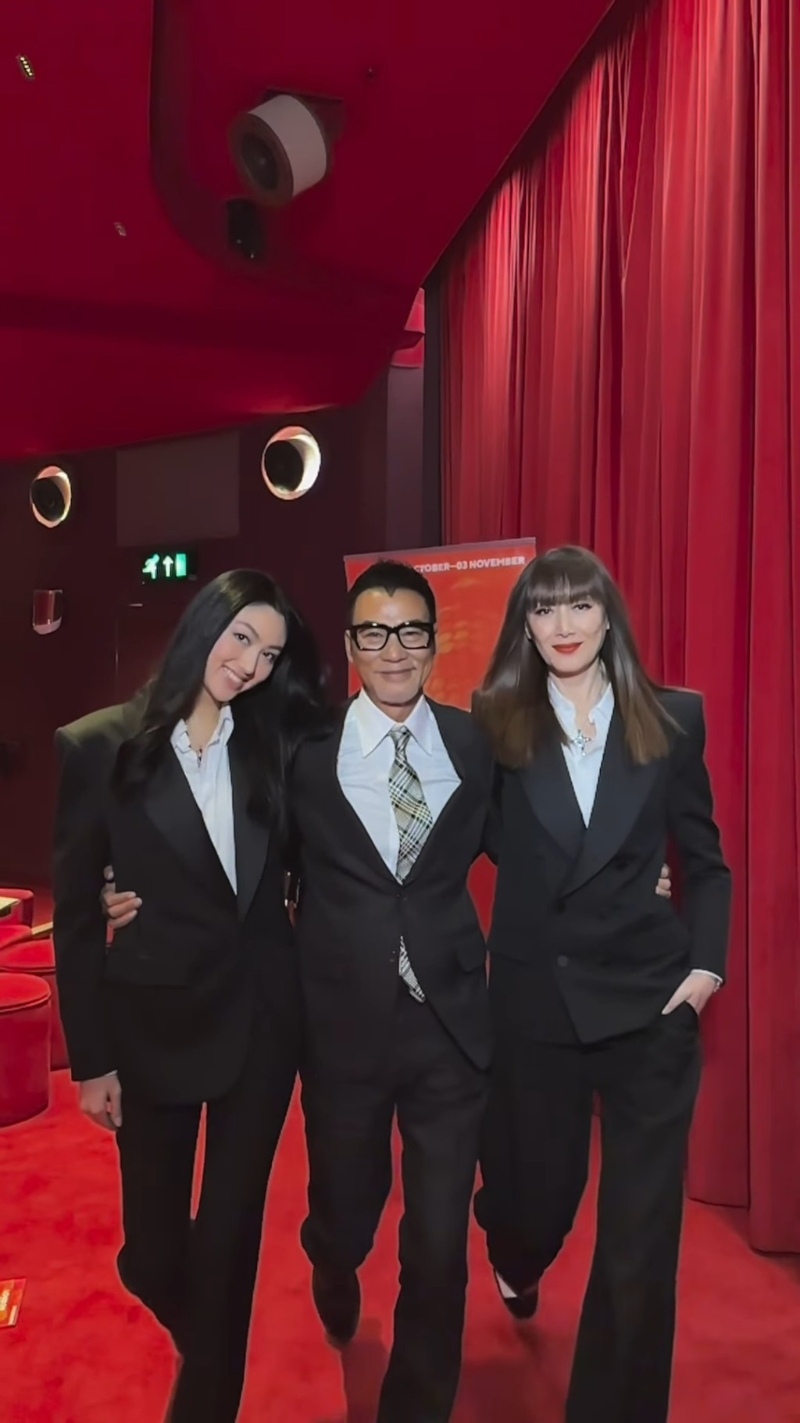 任达华一家三口揽实行catwalk。 任达华一家三口揽实行catwalk。