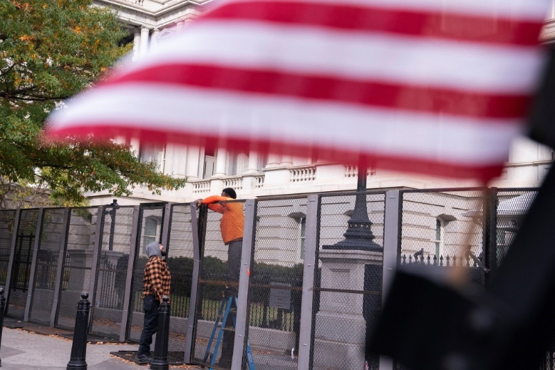 白宫和政府建筑外外架起隔离铁栏。 路透社 白宫和政府建筑外外架起隔离铁栏。 路透社