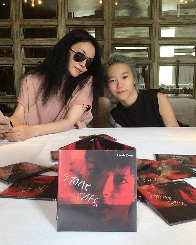 2016年,年仅19岁的窦靖童已经推出首张唱片《Stone Café》闯乐坛,妈妈王菲当然都有支持! 2016年,年仅19岁的窦靖童已经推出首张唱片《Stone Café》闯乐坛,妈妈王菲当然都有支持!