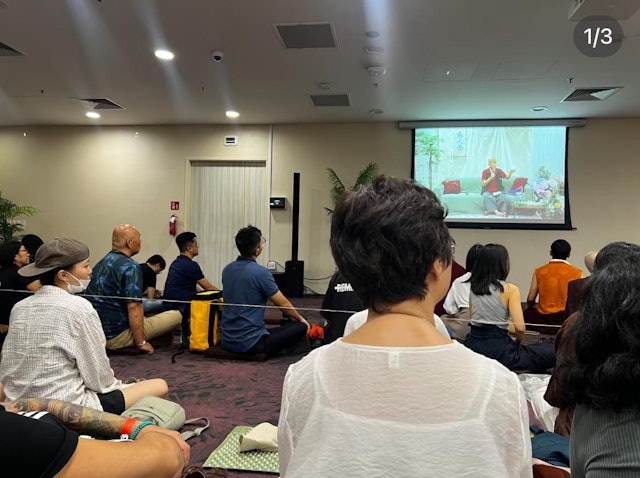 日前,有网民在小红书上分享了多张在新加坡参加喇嘛宗萨蒋扬钦哲仁波切的课堂时偶遇窦靖童的照片。 日前,有网民在小红书上分享了多张在新加坡参加喇嘛宗萨蒋扬钦哲仁波切的课堂时偶遇窦靖童的照片。