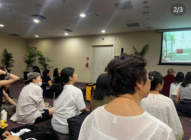 照片中可以看到窦靖童一如既往以中性打扮现身,穿上白色衬衫及黑色短裤,并戴上Cap帽及口罩,整体十分低调朴素。 照片中可以看到窦靖童一如既往以中性打扮现身,穿上白色衬衫及黑色短裤,并戴上Cap帽及口罩,整体十分低调朴素。