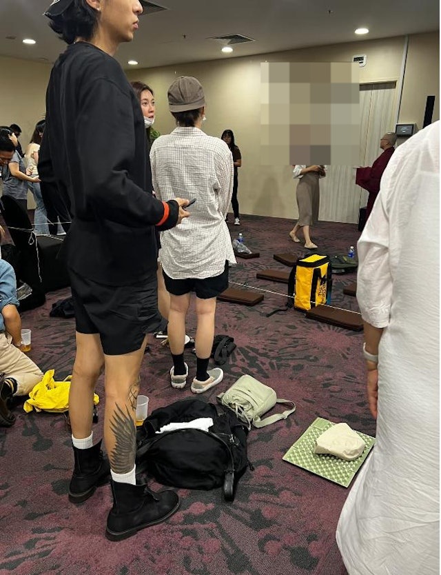 随后在所有人站立时,窦靖童亦站姿端正地企起身,「站有站相、坐有坐相」,可见天后王菲对女儿教导有方! 随后在所有人站立时,窦靖童亦站姿端正地企起身,「站有站相、坐有坐相」,可见天后王菲对女儿教导有方!