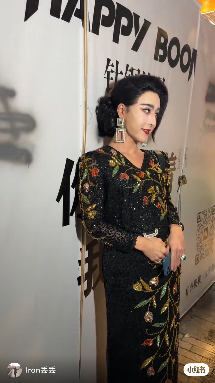 这位由网红cosplay的「范冰冰」,其妆容非常吓人。 这位由网红cosplay的「范冰冰」,其妆容非常吓人。