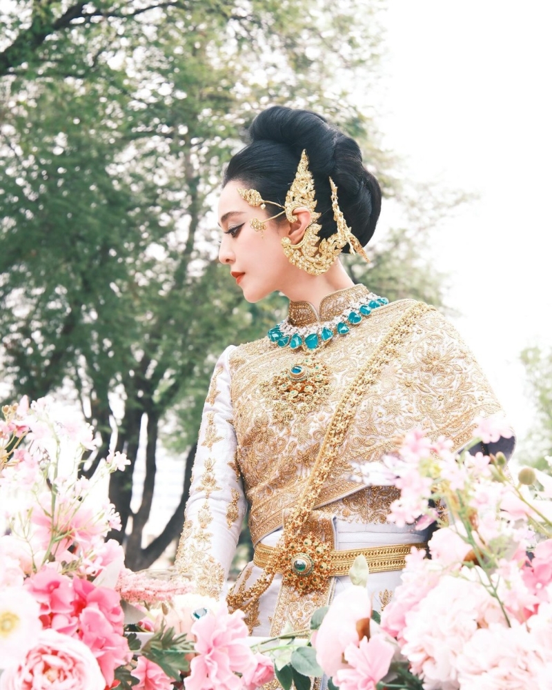 同日范冰冰再分享的女王出巡Look就非常有霸气。 同日范冰冰再分享的女王出巡Look就非常有霸气。