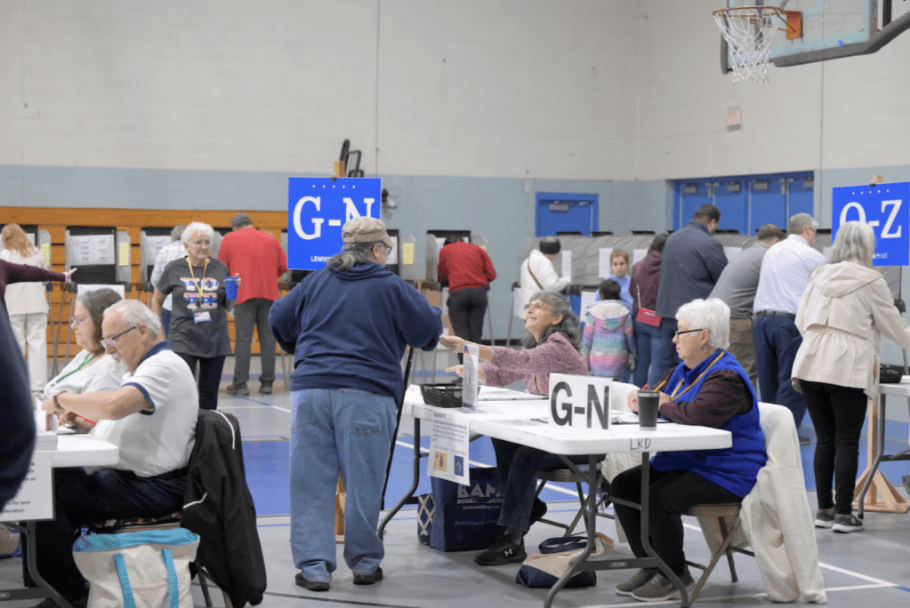 美国联邦调查局(FBI)表示,周二,美国多个州的投票站收到虚假炸弹威胁,而这些虚假讯息大多来自俄罗斯电子邮件网域。路透社 美国联邦调查局(FBI)表示,周二,美国多个州的投票站收到虚假炸弹威胁,而这些虚假讯息大多来自俄罗斯电子邮件网域。路透社