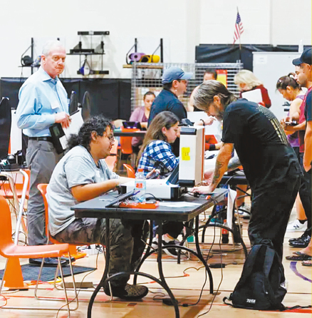 威斯康辛州的选举工作人员计票。 威斯康辛州的选举工作人员计票。