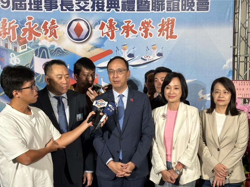 国民党主席朱立伦今晚出席工商建设研究会第18、19届理事长交接典礼。 国民党主席朱立伦今晚出席工商建设研究会第18、19届理事长交接典礼。