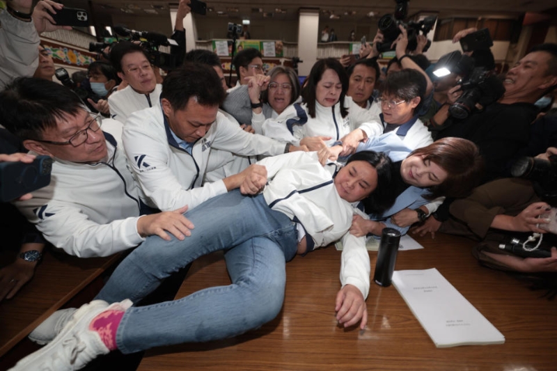 台湾立法院上演肢体冲突。中时新闻网