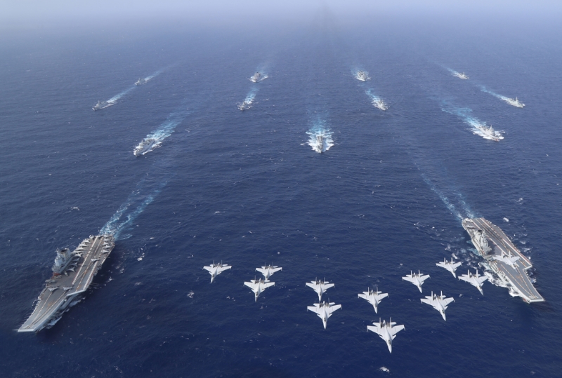 大陆海军山东号航母（左下角航母）10月下旬与辽宁号航母（右下角航母）一同在南海举行双航母演练。（中新社）
