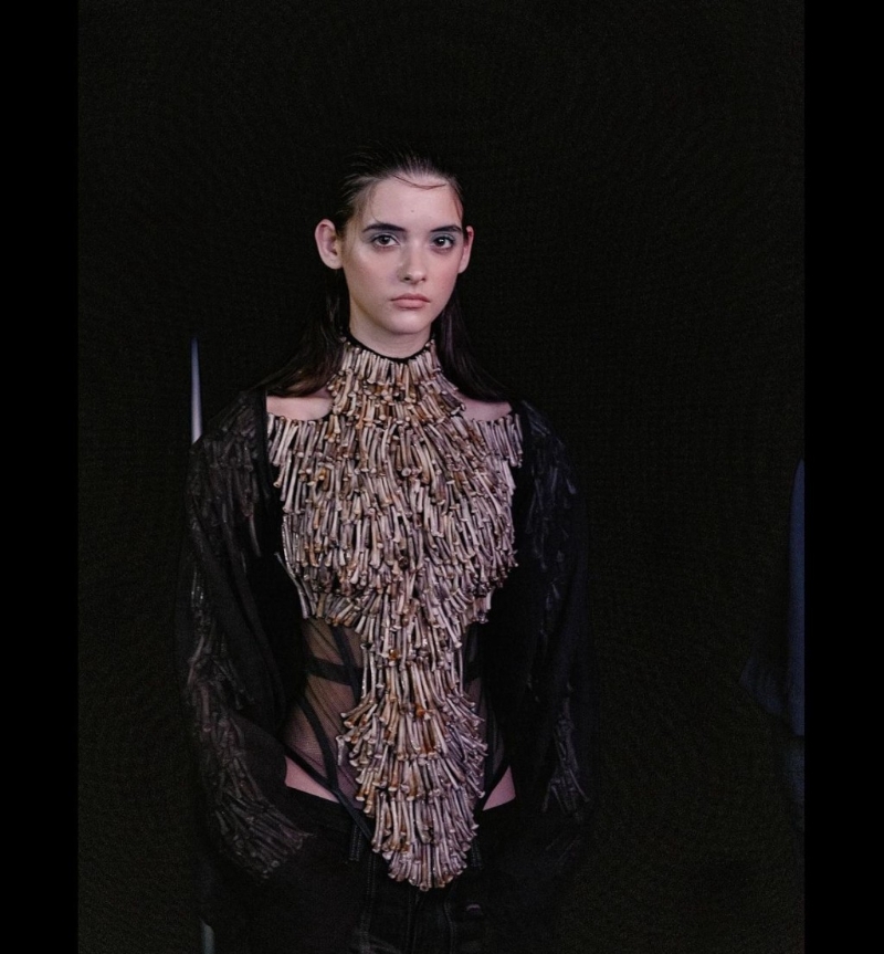 Tiger分享,上衣由几百根鸡翼骨拼接缝制而成。(图为受访者提供)