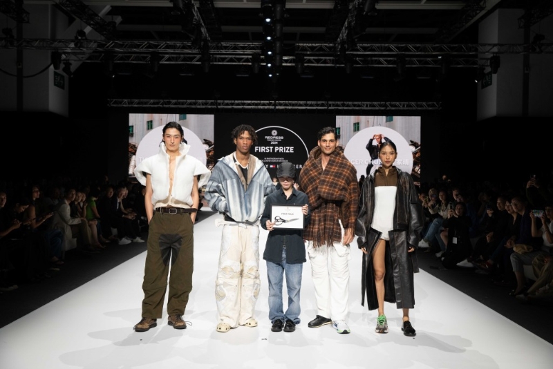 Tiger凭借用废旧梳化、波鞋、毛巾、窗帘等物料制作时装,成为2024年度“Redress设计大赛”大奖得主。 Tiger凭借用废旧梳化、波鞋、毛巾、窗帘等物料制作时装,成为2024年度“Redress设计大赛”大奖得主。