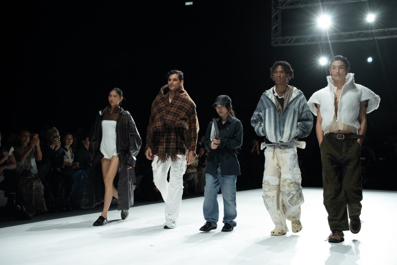 其余的服装,都是她从香港酒店及航空公司收集到的废旧毛巾、窗帘、毯子、袜子制成。 其余的服装,都是她从香港酒店及航空公司收集到的废旧毛巾、窗帘、毯子、袜子制成。